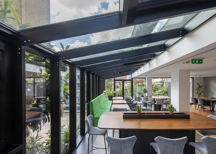 Moncafe Boutique & מלון טיראנה