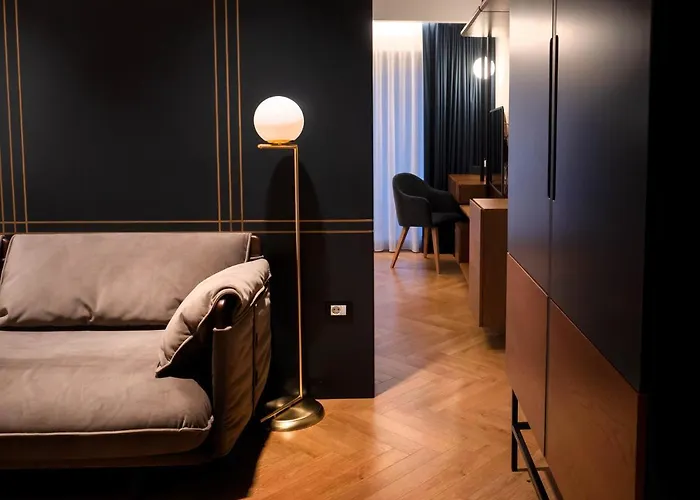 Moncafe Boutique & טיראנה