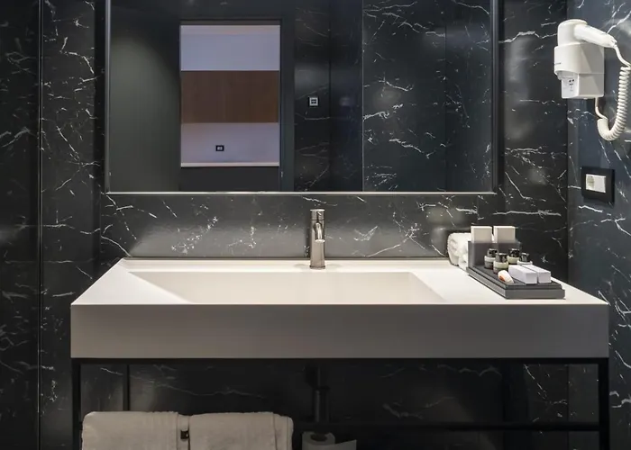 מלון Moncafe Boutique &