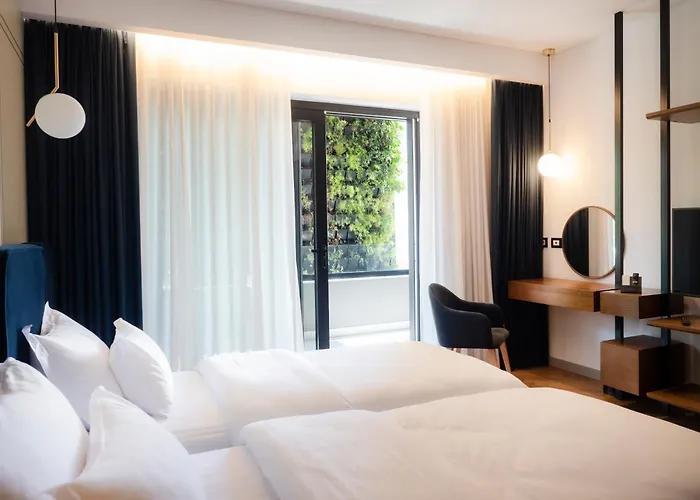 Moncafe Boutique & 4*