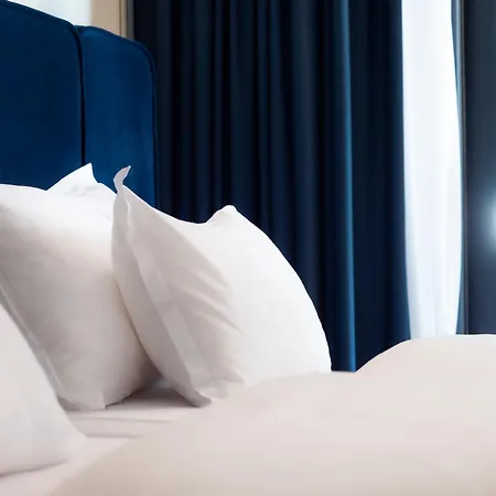 Moncafe Boutique & 地拉那