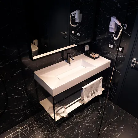 Moncafe Boutique & 地拉那