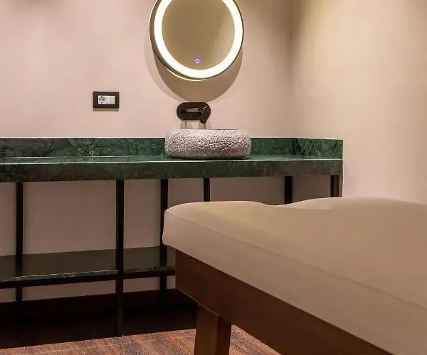 Moncafe Boutique & 4* Тирана