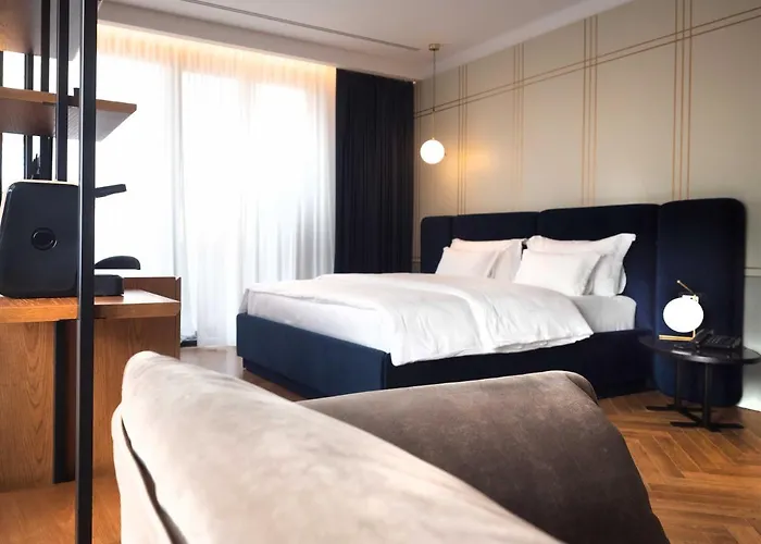 Moncafe Boutique & 4* Тирана