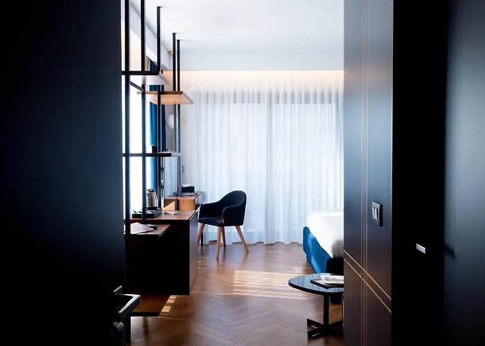 Moncafe Boutique & 4* Тирана