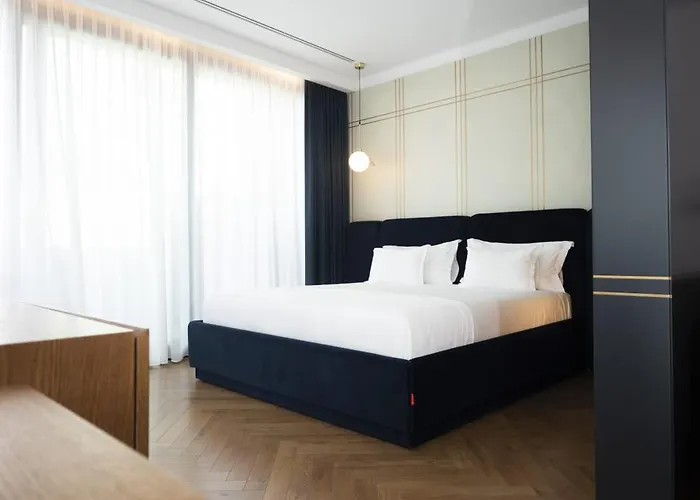 Moncafe Boutique & 4* Тирана